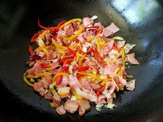 8、培根炒秋葵,放入彩椒翻炒几秒钟