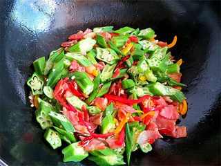 9、培根炒秋葵,倒入秋葵翻炒半分钟，不要炒的时间过长