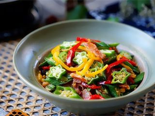 11、培根炒秋葵,出锅装盘，美味即享