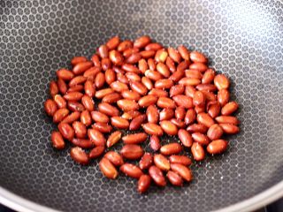 2、鸡丝拌苦苣,锅中倒入花生油烧热，把花生米炒熟盛出备用。