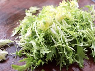 3、鸡丝拌苦苣,苦苣洗净后，去根后把苦苣撕散。