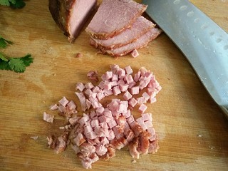 2、西湖牛肉羹,将熟牛肉切小丁。（也可以用牛肉馅或者将生的牛里脊肉）