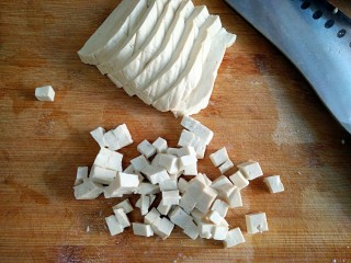 3、西湖牛肉羹,豆腐切小丁。