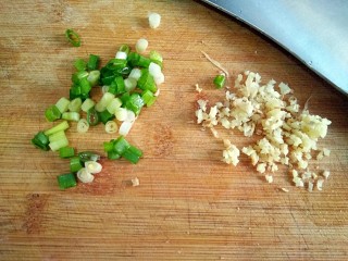 4、西湖牛肉羹,香葱切葱花，姜切姜末备用。