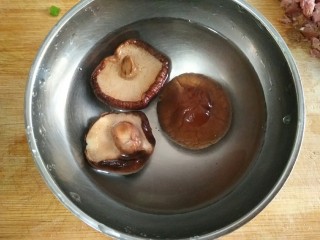 5、西湖牛肉羹,干香菇泡发（可以用鲜香菇，但我觉得干香菇味道更鲜美）