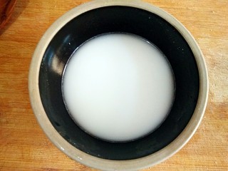 7、西湖牛肉羹,10克玉米淀粉加40克水调碗芡备用。