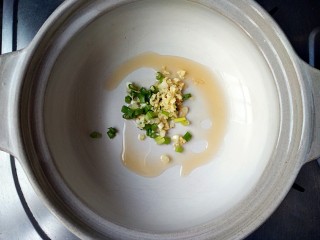 10、西湖牛肉羹,锅中适量油，烧至7成热,放入葱花姜末，炒出香味。