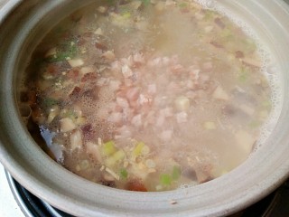 12、西湖牛肉羹,加适量的水大火煮开。