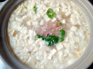 17、西湖牛肉羹,待大火煮开后撒入香菜末即可。