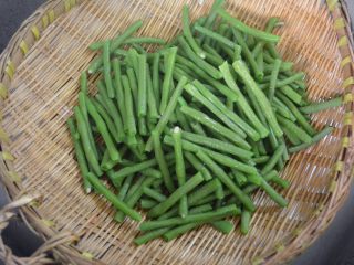 8、酸辣凉豇豆,过凉水后将豇豆沥水。