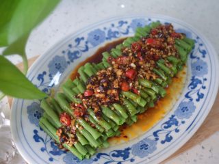 12、酸辣凉豇豆,最后在摆好的豇豆上淋上调料，完成！