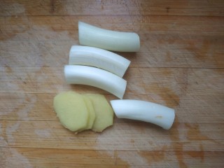 5、手撕鸡胸肉,葱白切小段,姜切片