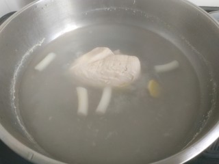 7、手撕鸡胸肉,烧开煮20分钟