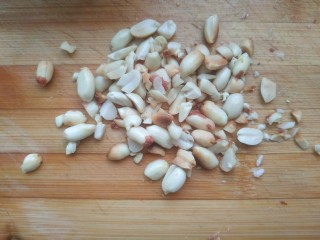 10、手撕鸡胸肉,花生米用微波炉中火加热两分钟,去皮切碎