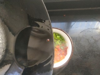 13、手撕鸡胸肉,把花椒油浇到小碗中