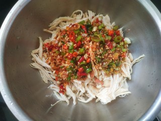 20、手撕鸡胸肉,把调料汁倒入鸡丝中,搅拌均匀即可