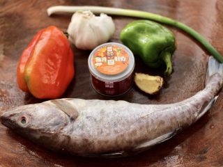 1、啤酒焖鳕鱼,首先备齐所有的食材。