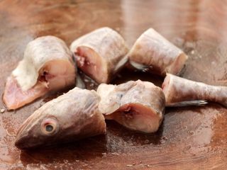 4、啤酒焖鳕鱼,把冲洗干净的鳕鱼，用刀切成大块。