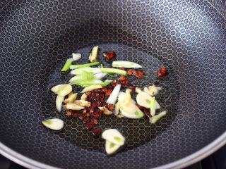 5、啤酒焖鳕鱼,锅烧热后，小火炸香花椒和八角，再大火爆香葱姜丝。