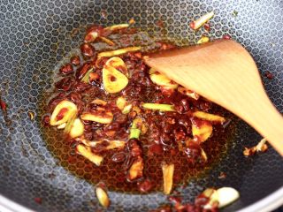 8、啤酒焖鳕鱼,小火慢慢把酱炒出红油香味。