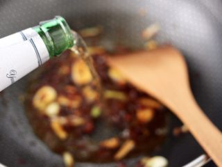 9、啤酒焖鳕鱼,锅中慢慢倒入啤酒。