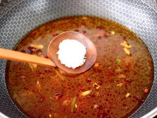 10、啤酒焖鳕鱼,加入白糖和适量的糖调味。