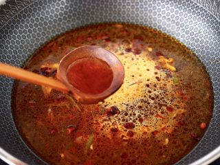 11、啤酒焖鳕鱼,再倒入料酒调味。