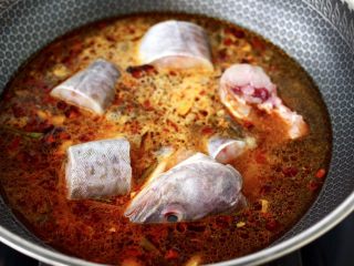 12、啤酒焖鳕鱼,放入切块的鳕鱼。