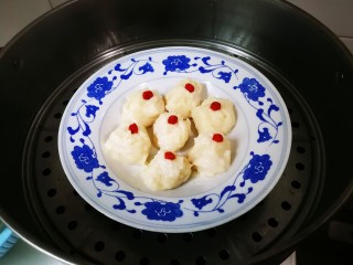 15、蒸枸杞鸡肉圆,蒸锅水开放入肉糜蒸八分钟焖三分钟