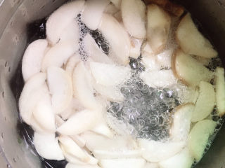 3、杏鲍菇炒鸡蛋,焯水3分钟