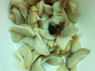 4、杏鲍菇炒鸡蛋,捞出沥干水份备用