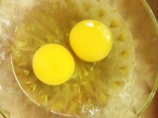 5、杏鲍菇炒鸡蛋,鸡蛋打入碗中