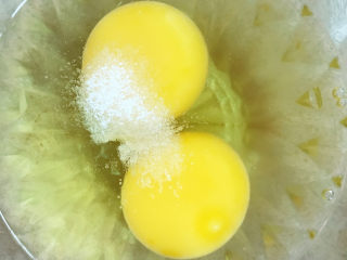 6、杏鲍菇炒鸡蛋,放盐打散