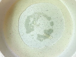 7、杏鲍菇炒鸡蛋,热锅冷油