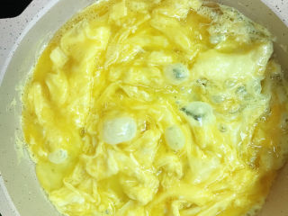 9、杏鲍菇炒鸡蛋,翻炒