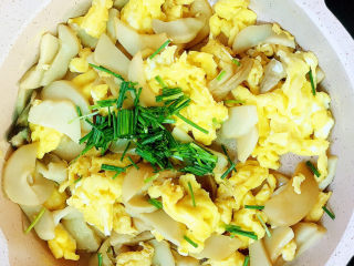 14、杏鲍菇炒鸡蛋,出锅前放小葱末