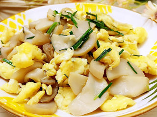 16、杏鲍菇炒鸡蛋,装盘