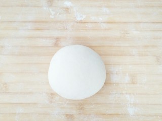 4、早餐锅贴,面团取出重新排气揉圆。