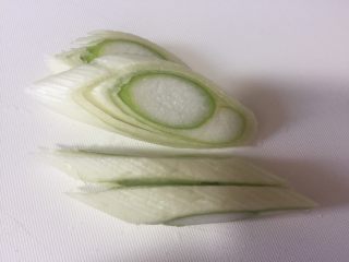 4、泥鳅炖豆腐,大葱切片