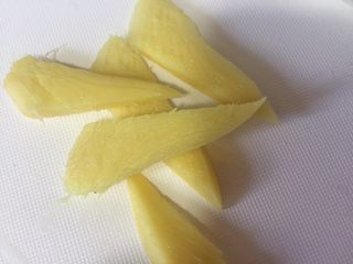 5、泥鳅炖豆腐,生姜切片