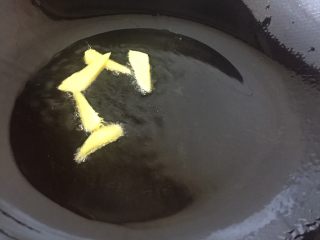 7、泥鳅炖豆腐,放入生姜片