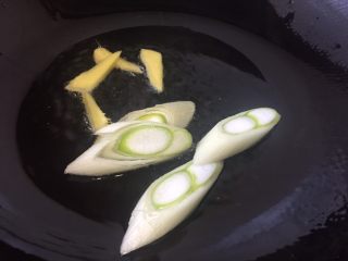 8、泥鳅炖豆腐,放入葱爆香