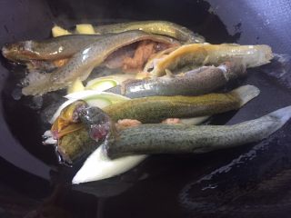 9、泥鳅炖豆腐,放入泥鳅