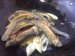 10、泥鳅炖豆腐,煸炒一会