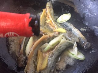 11、泥鳅炖豆腐,加入料酒