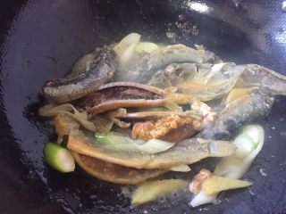 12、泥鳅炖豆腐,煸炒没有水气哦,也可以煎至到泥鳅金黄