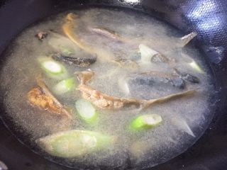 13、泥鳅炖豆腐,加入适量开水