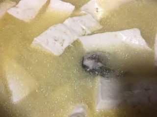 14、泥鳅炖豆腐,加入豆腐小火慢炖30分钟