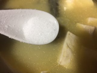 15、泥鳅炖豆腐,撒入适量的胡椒粉和食盐即可关火