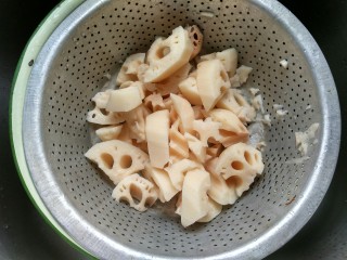 4、#感恩节食谱#   排骨藕汤,藕切块，用清水再洗一次，并用盐腌一下入味。